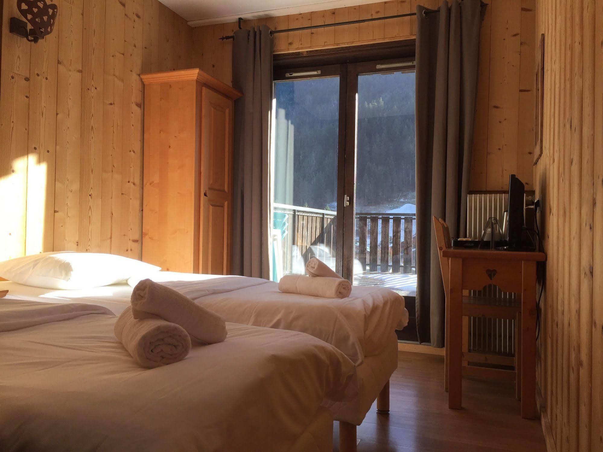 Hotel Les Combelles Шатель Екстер'єр фото