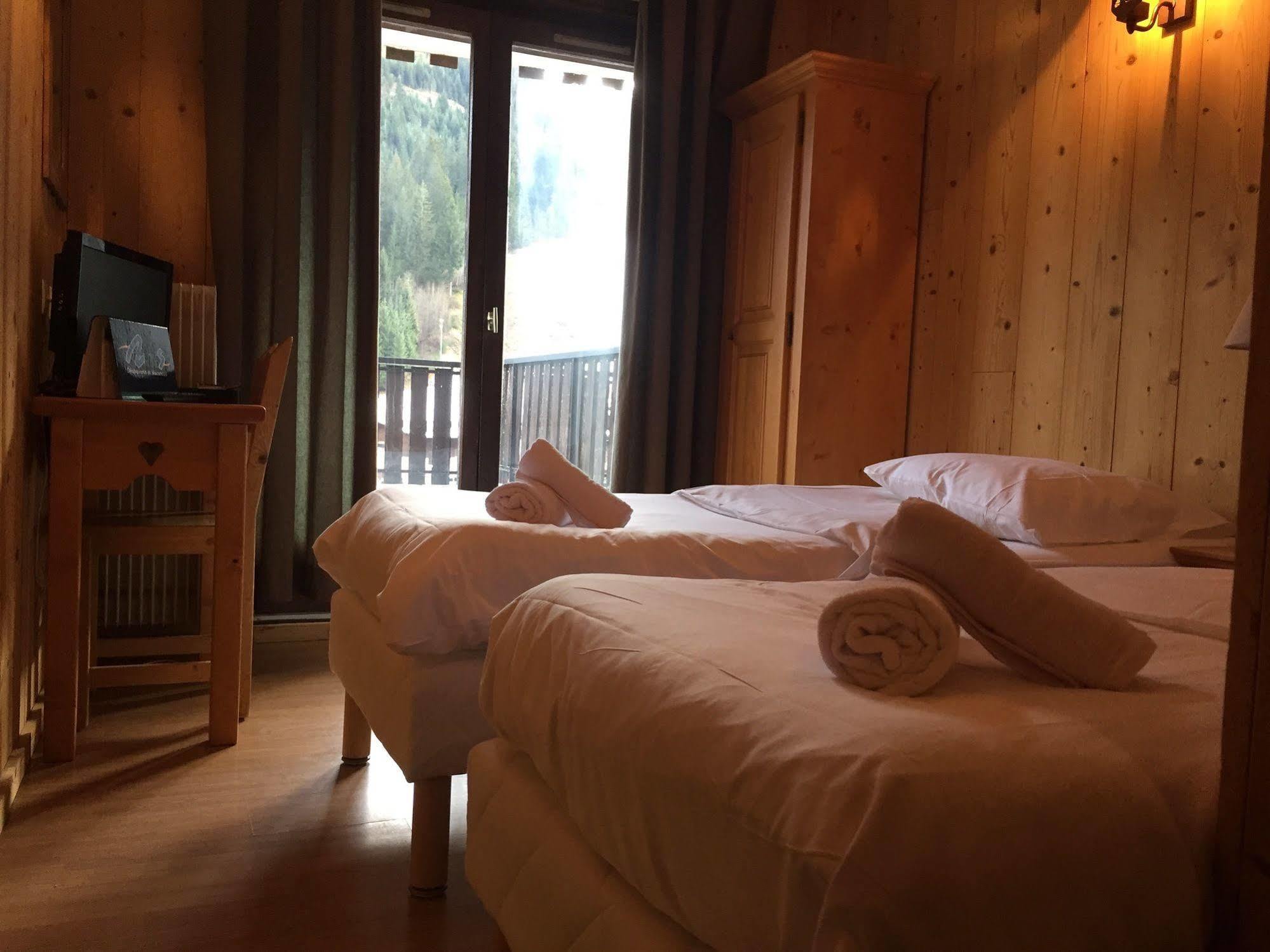 Hotel Les Combelles Шатель Екстер'єр фото