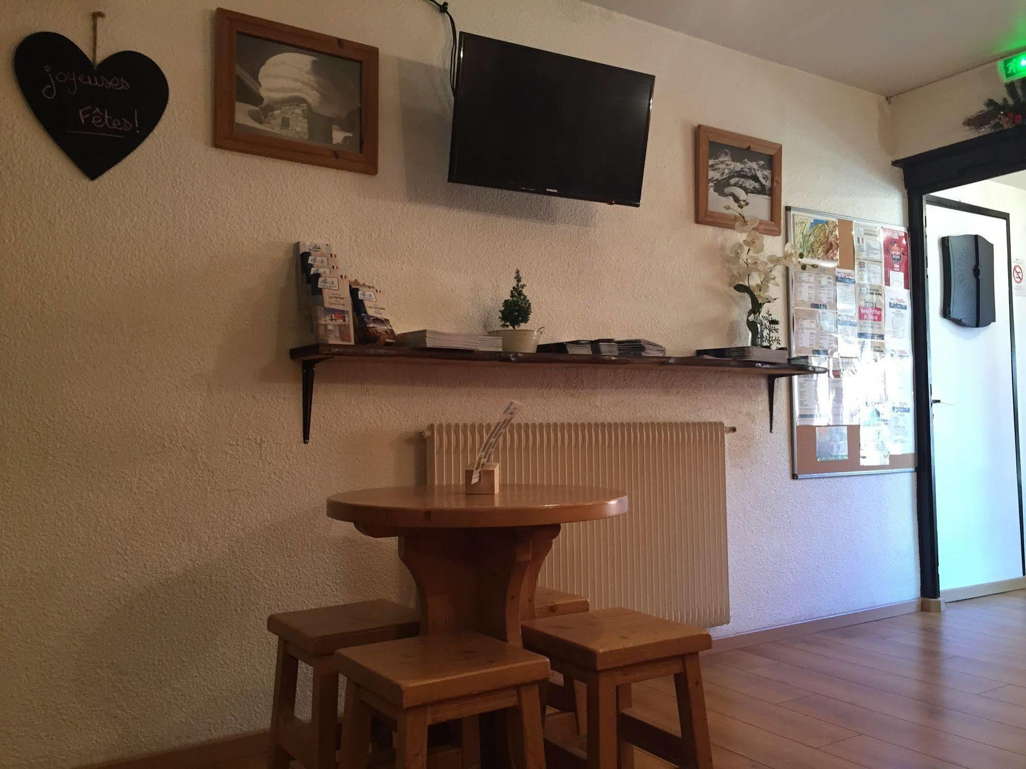 Hotel Les Combelles Шатель Екстер'єр фото